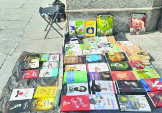 بازار بی‌رونق دختران کتاب‌فروش